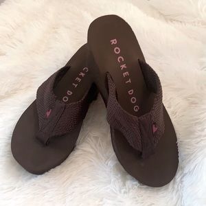 NWOT Rocket Dog Diver Webbing Wedge Flip-Flop